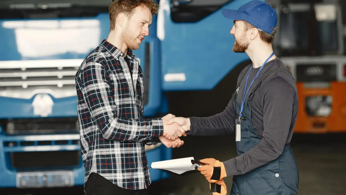 Så fraktar du bildelar på ett smidigt sätt – tips för bilentusiaster! illustration